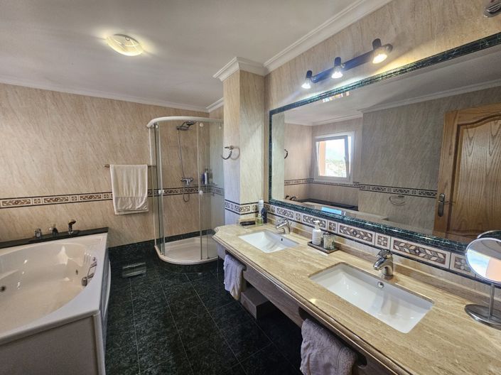 Image No.20-6 Bed Villa for sale