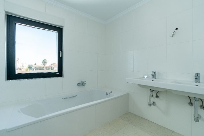 Image No.18-5 Bed Villa for sale