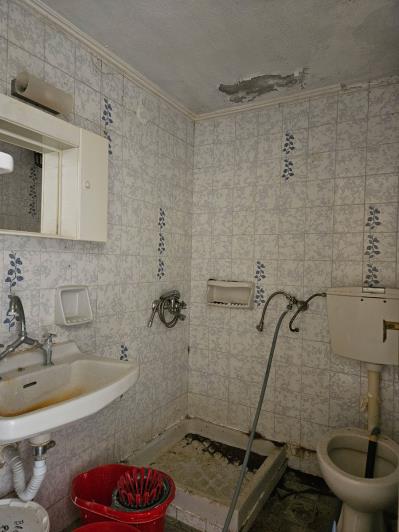 Image No.10-12 Bed Commercial for sale