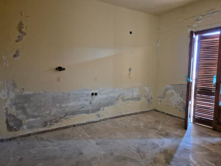 Image No.12-12 Bed Commercial for sale