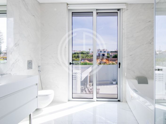 Image No.19-5 Bed House for sale