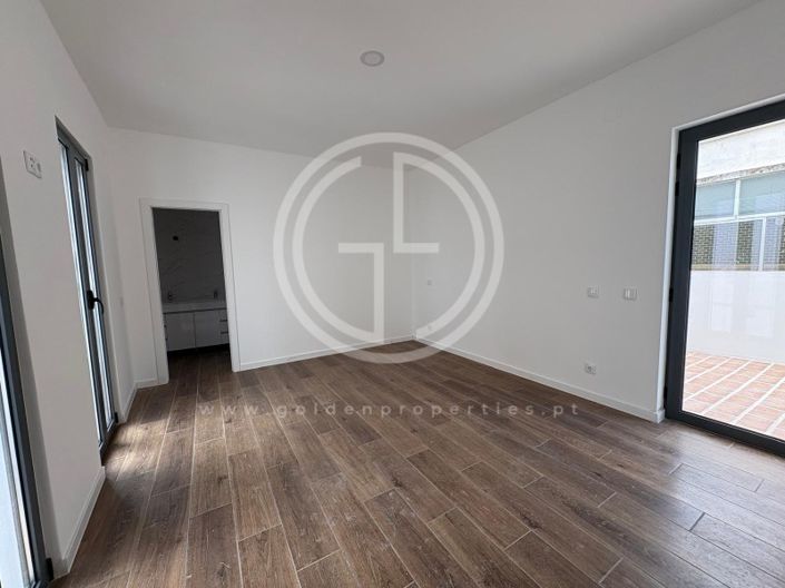 Image No.6-3 Bed House for sale