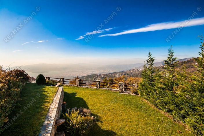 Image No.10-2 Bed Property for sale