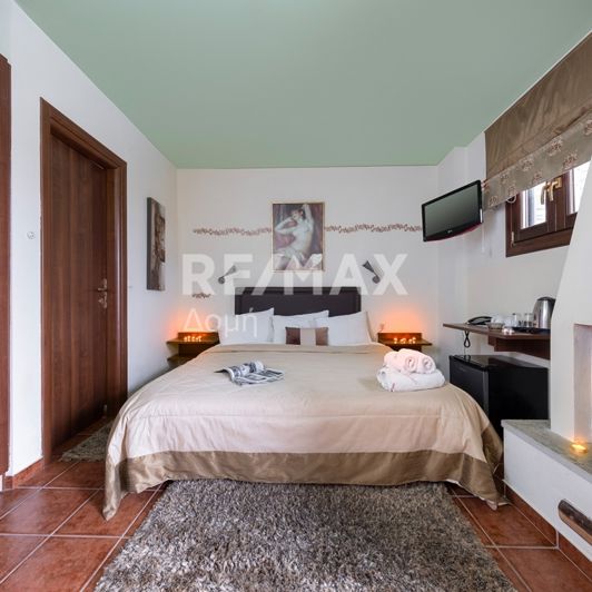 Image No.33-13 Bed Property for sale