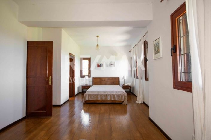 Image No.13-6 Bed Property for sale