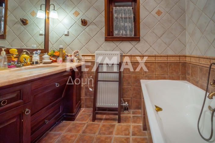 Image No.14-3 Bed Property for sale