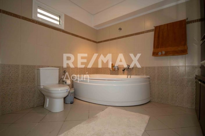 Image No.28-6 Bed House for sale