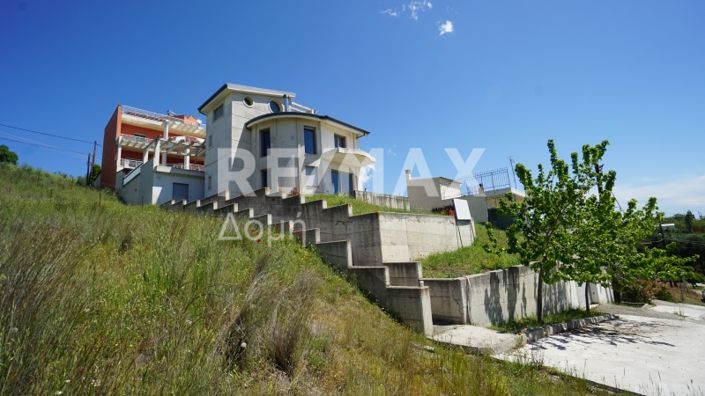 Image No.1-4 Bed Property for sale