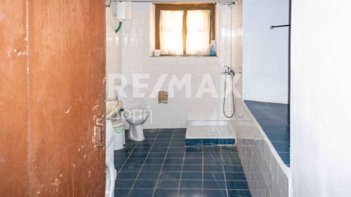 Image No.10-6 Bed Property for sale