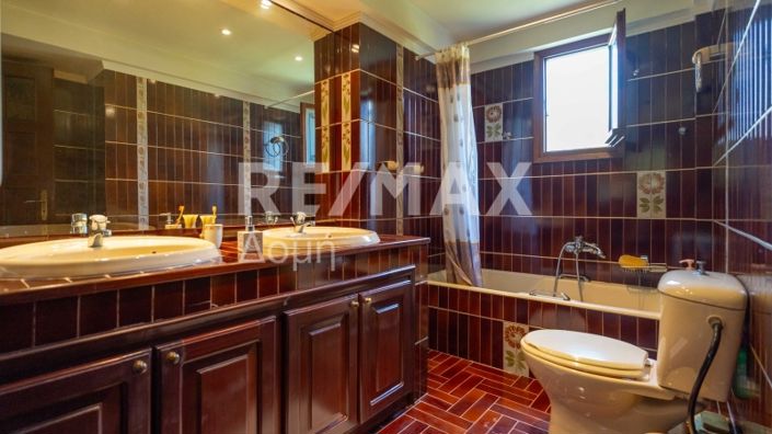 Image No.15-5 Bed Property for sale