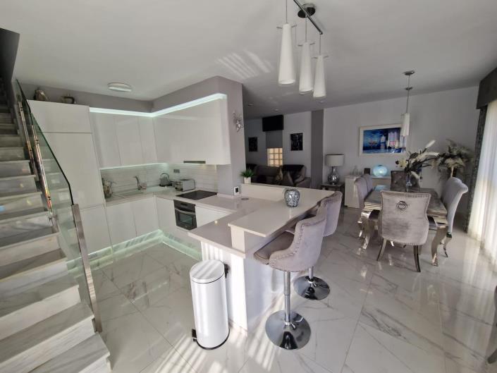 Image No.13-4 Bed Villa / Detached for sale