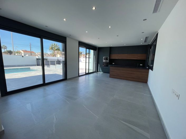 Image No.3-3 Bed Villa / Detached for sale