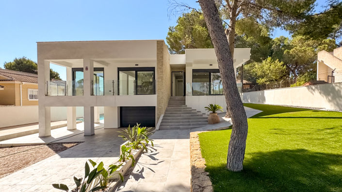 Image No.28-4 Bed Villa / Detached for sale