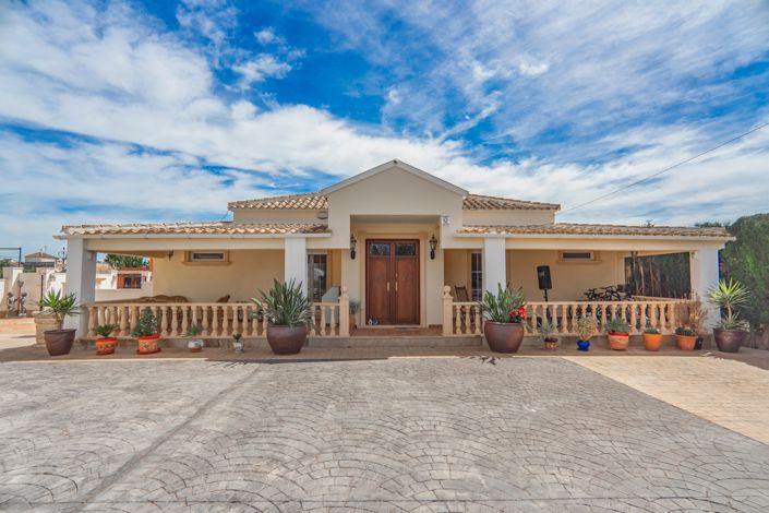 Image No.1-6 Bed Villa for sale