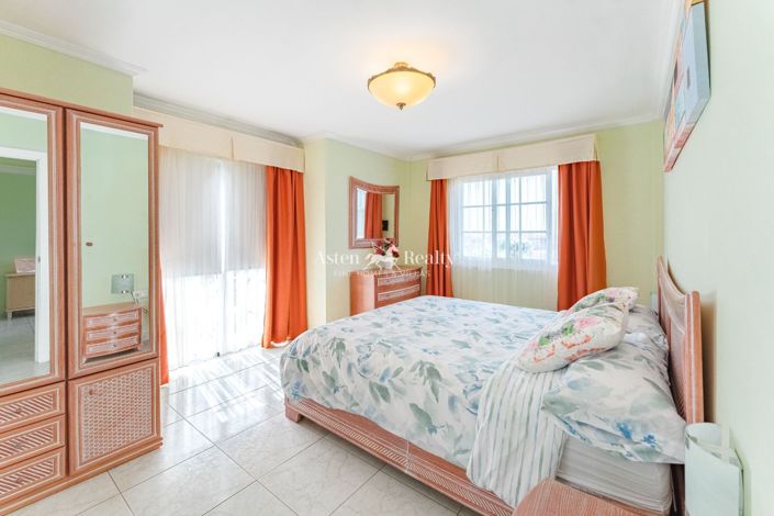 Image No.12-15 Bed Property for sale