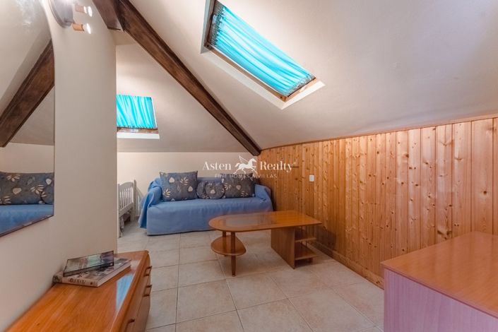 Image No.20-15 Bed Property for sale