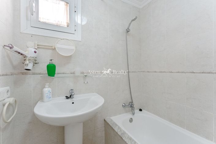 Image No.28-15 Bed Property for sale