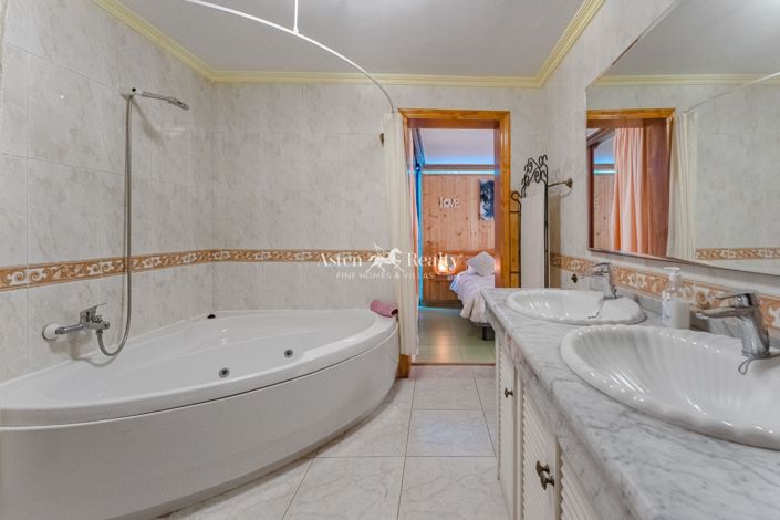 Image No.33-15 Bed Property for sale