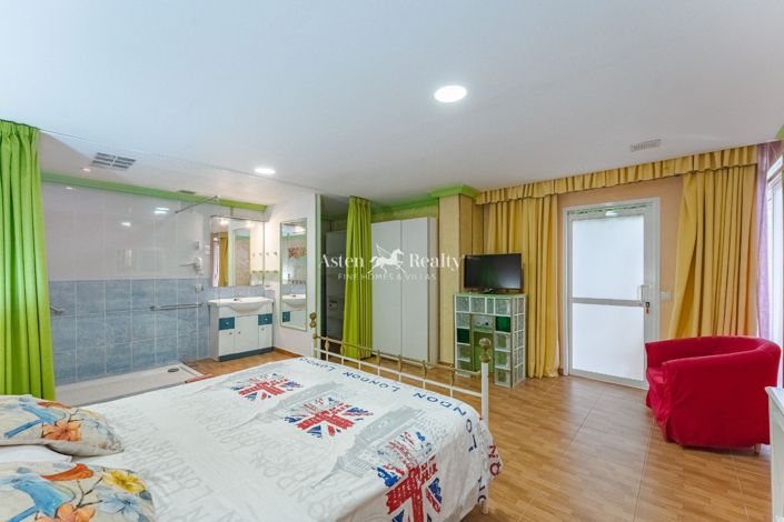 Image No.48-15 Bed Property for sale