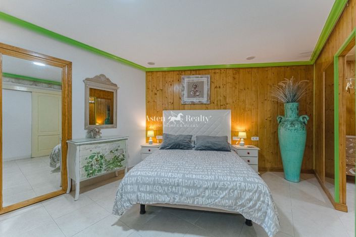 Image No.50-15 Bed Property for sale