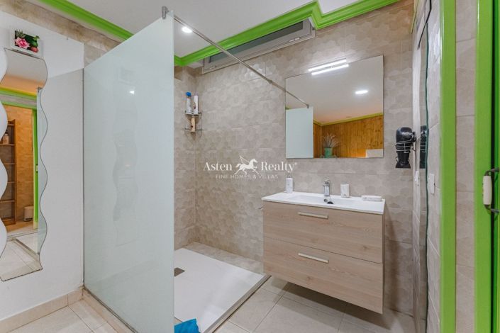 Image No.51-15 Bed Property for sale