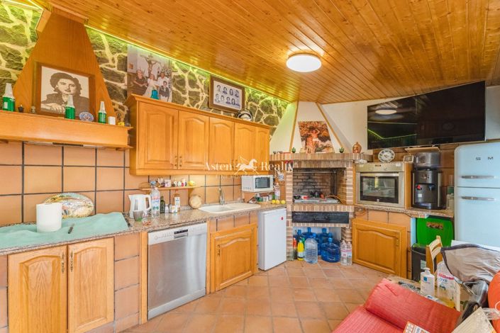 Image No.54-15 Bed Property for sale