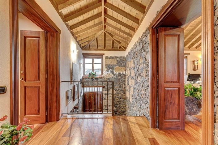 Image No.1-4 Bed House for sale