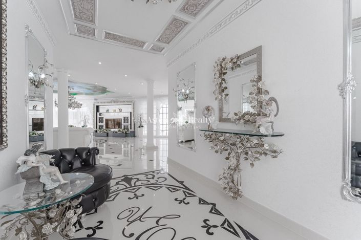 Image No.8-6 Bed Villa for sale