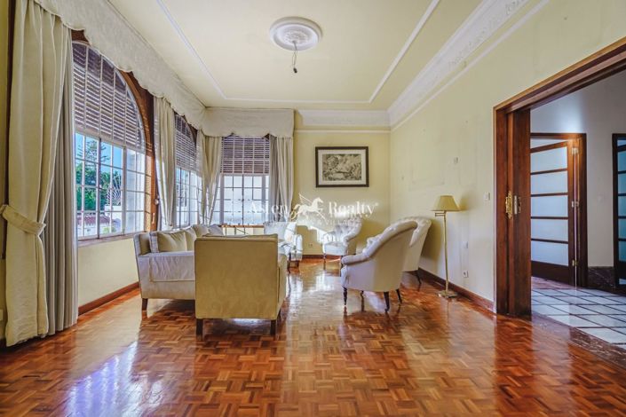 Image No.9-8 Bed Villa for sale