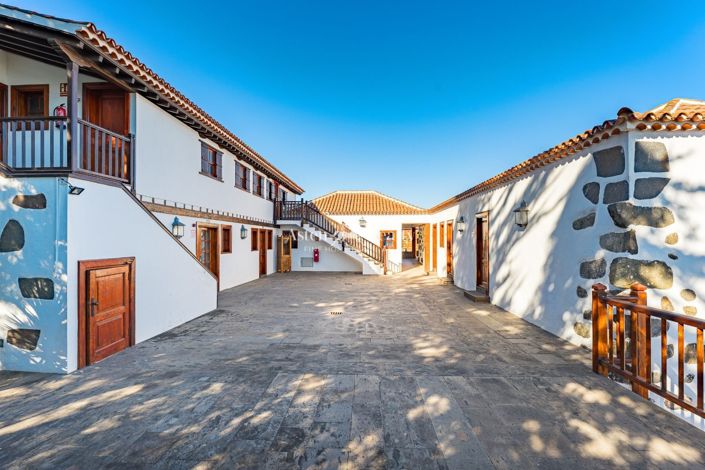 Image No.11-20 Bed Property for sale