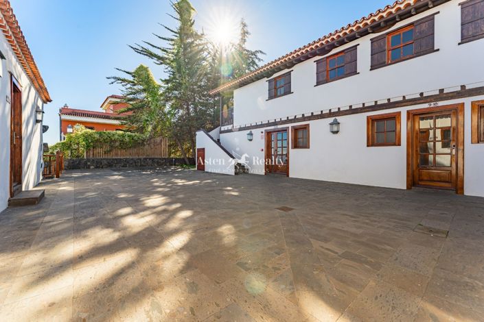 Image No.14-20 Bed Property for sale