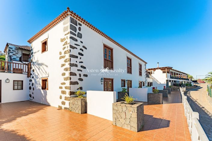 Image No.2-20 Bed Property for sale