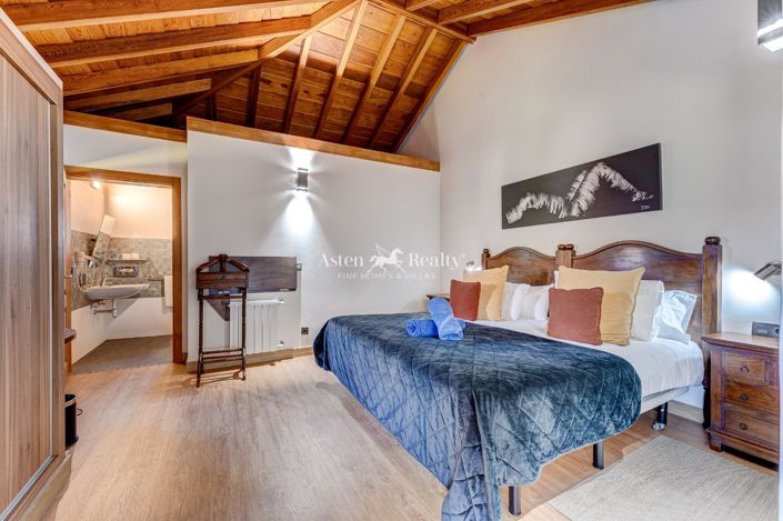 Image No.30-20 Bed Property for sale