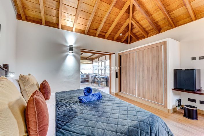 Image No.32-20 Bed Property for sale