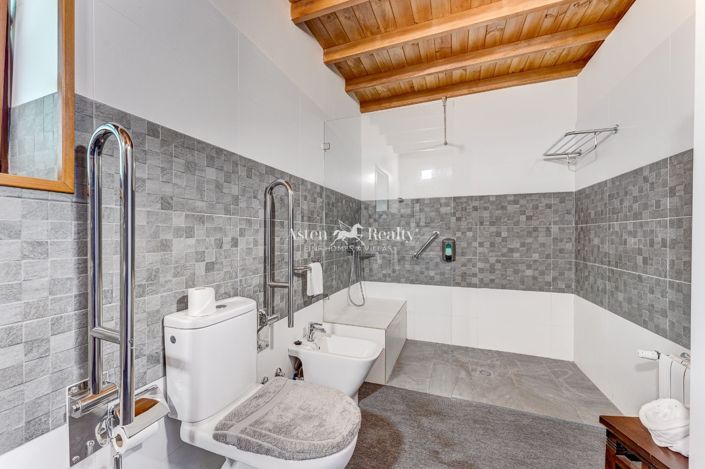 Image No.33-20 Bed Property for sale