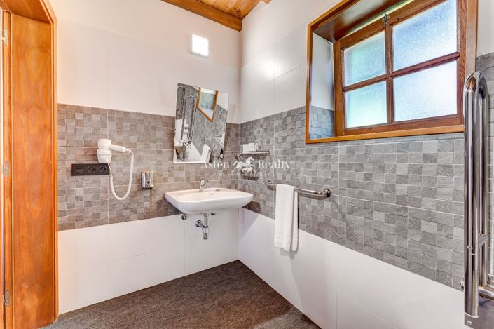 Image No.34-20 Bed Property for sale