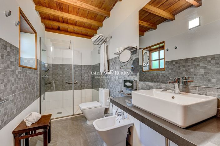 Image No.35-20 Bed Property for sale