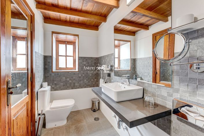 Image No.44-20 Bed Property for sale