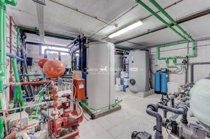 Image No.54-20 Bed Property for sale