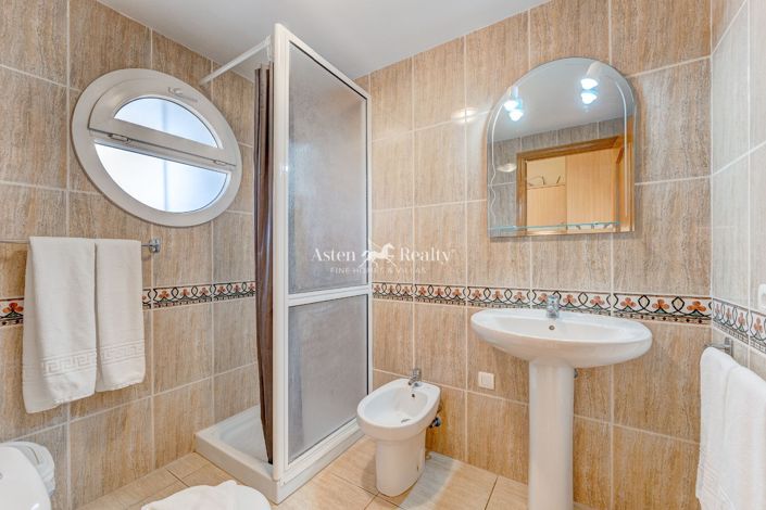 Image No.50-50 Bed Property for sale