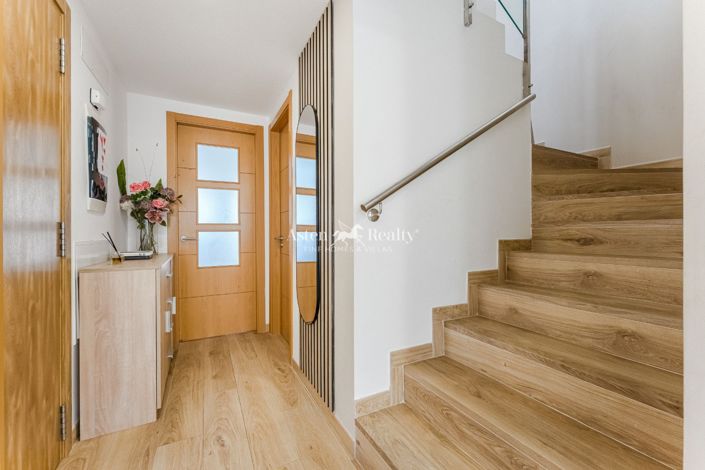 Image No.10-3 Bed House for sale