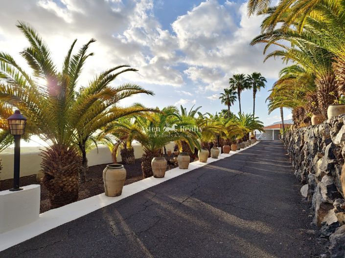 Image No.11-9 Bed Villa for sale