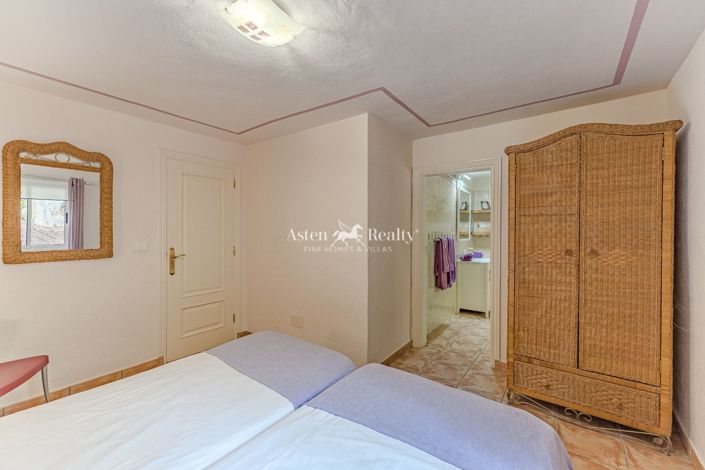 Image No.48-15 Bed Villa for sale