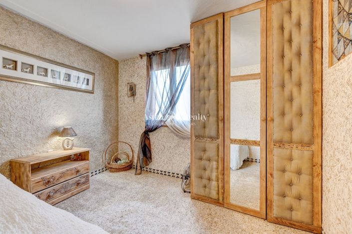 Image No.10-3 Bed House for sale