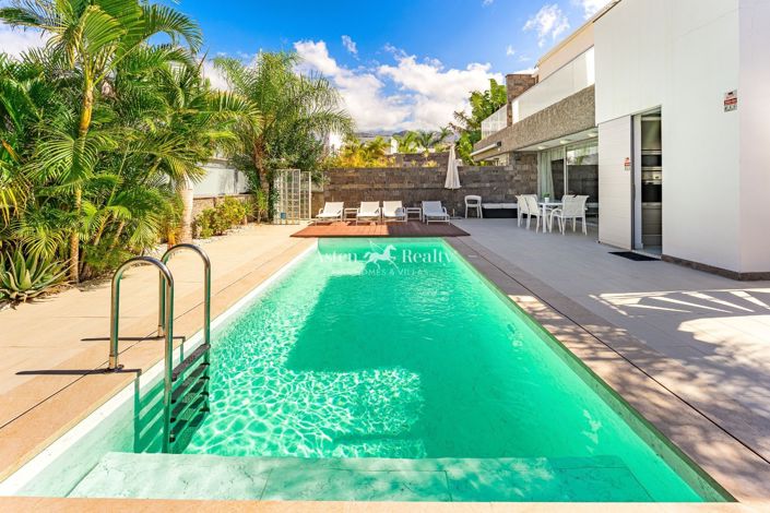 Image No.1-6 Bed Villa for sale