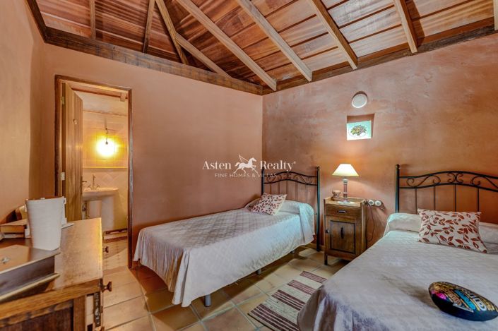 Image No.10-2 Bed House for sale