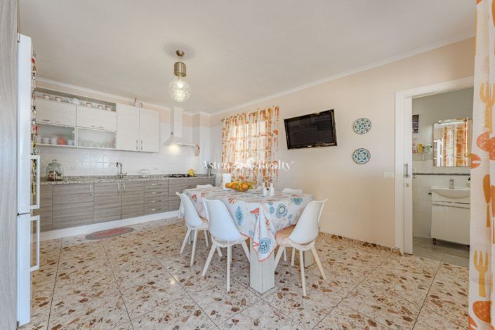 Image No.10-6 Bed House for sale