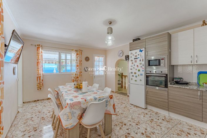 Image No.12-6 Bed House for sale