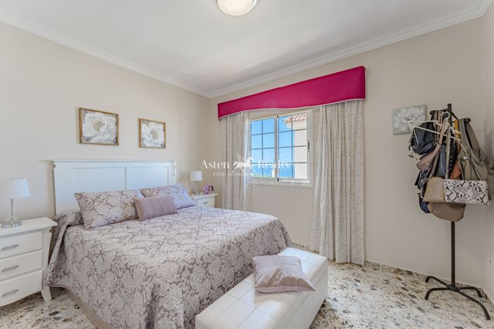 Image No.17-6 Bed House for sale