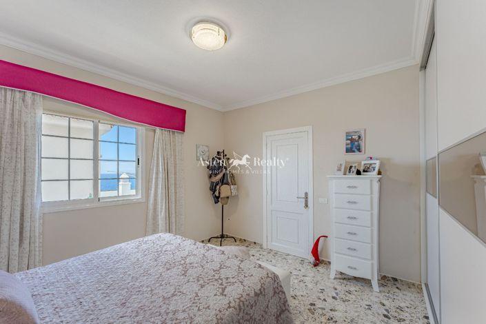 Image No.18-6 Bed House for sale